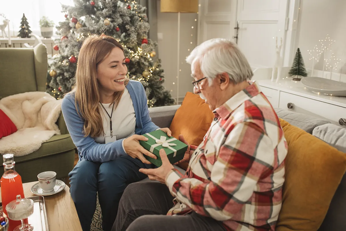 8 Ways to Help Aging Seniors in Memory Care During the Holidays